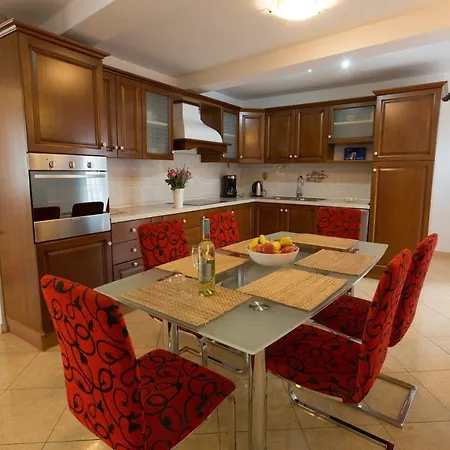 Spacious In City Center Apartment Split