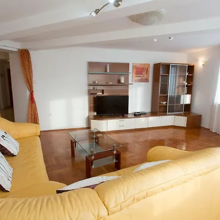 Apartment Spacious In City Center