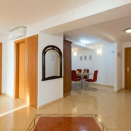 Spacious In City Center Apartament *
